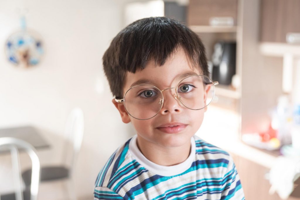 chico lindo gafas adultos Ojo vago, cuanto antes mejor.