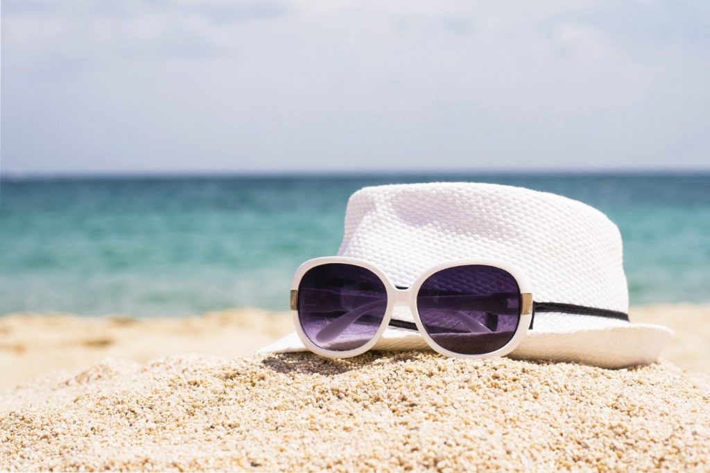 disparo enfoque selectivo gafas sol sombrero blanco playa arena Gafas de sol, por favor... de calidad